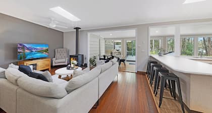 MacMasters Beach Lake House - Quiet and Family Friendly