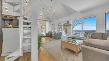 智能電視、壁爐、書籍