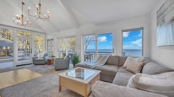 Smart-TV, peis og bøker