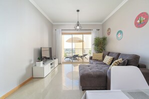 Smart-TV, Bücher, Musikbibliothek, Videothek