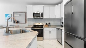 Frigorífico, microondas, horno y placa de cocina