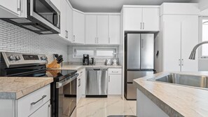 Jääkaappi, mikroaaltouuni, uuni, liesi