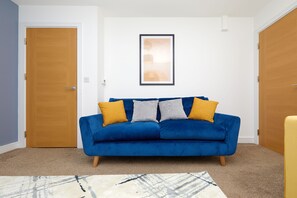 Premier-Stadtwohnung, 2 Schlafzimmer, Küche, Stadtblick | Wohnbereich | Fernseher