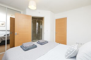2 bedrooms, laptop workspace, blackout drapes, iron/ironing board - Derby 2 Bed House 3 Min Walk to Hospital (Derby)