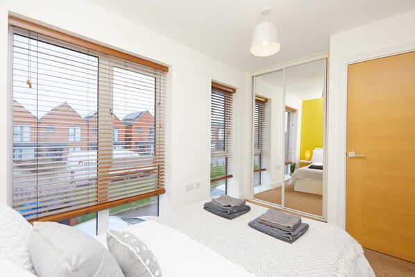 Casa adosada Premier, 2 habitaciones, cocina, vistas a la ciudad | 2 dormitorios, espacio para trabajar con un portátil, cortinas opacas