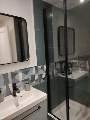 Douche, sèche-cheveux, serviettes fournies, savon