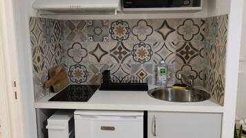 Een koelkast, een microgolfoven, een kookplaat