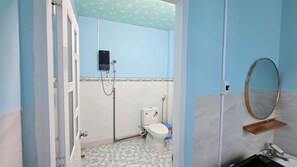 Douche, sèche-cheveux, bidet, serviettes fournies