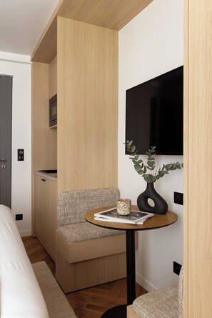 Apartamento | Espacio para trabajar con un portátil y ropa de cama