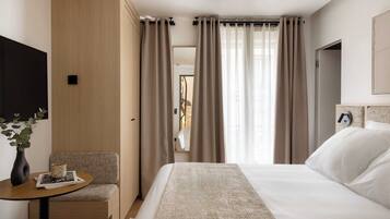 Apartamento | Espaço de trabalho para notebook, roupa de cama