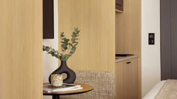 Appartement | Een laptopwerkplek, beddengoed