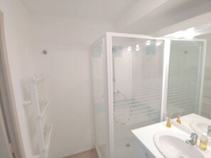 Douche, serviettes fournies, savon, papier toilette