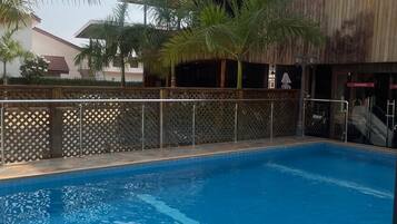 Una piscina al aire libre
