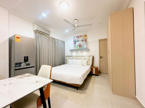 Comfort Room, Balcony | Free WiFi, bed sheets - Golden Crystal Hotel (Accra)