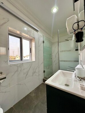 Bathroom - Golden Crystal Hotel (Accra)