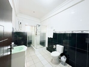 Deluxe Room, Balcony | Bathroom | Towels, soap, shampoo, toilet paper - Golden Crystal Hotel (Accra)