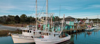 Dancing Pelican-New 5-bedroom 3.5 baths, canal house w/elevator, 3min to beach