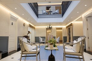 Coin salon dans le hall