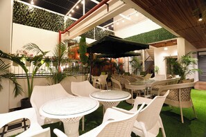 Buffet déjeuner gratuit tous les jours