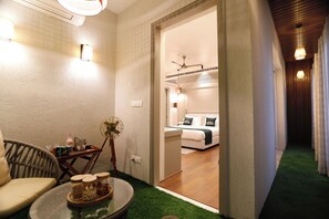 Suite Junior, baignoire, vue sur la ville | Terrasse/patio