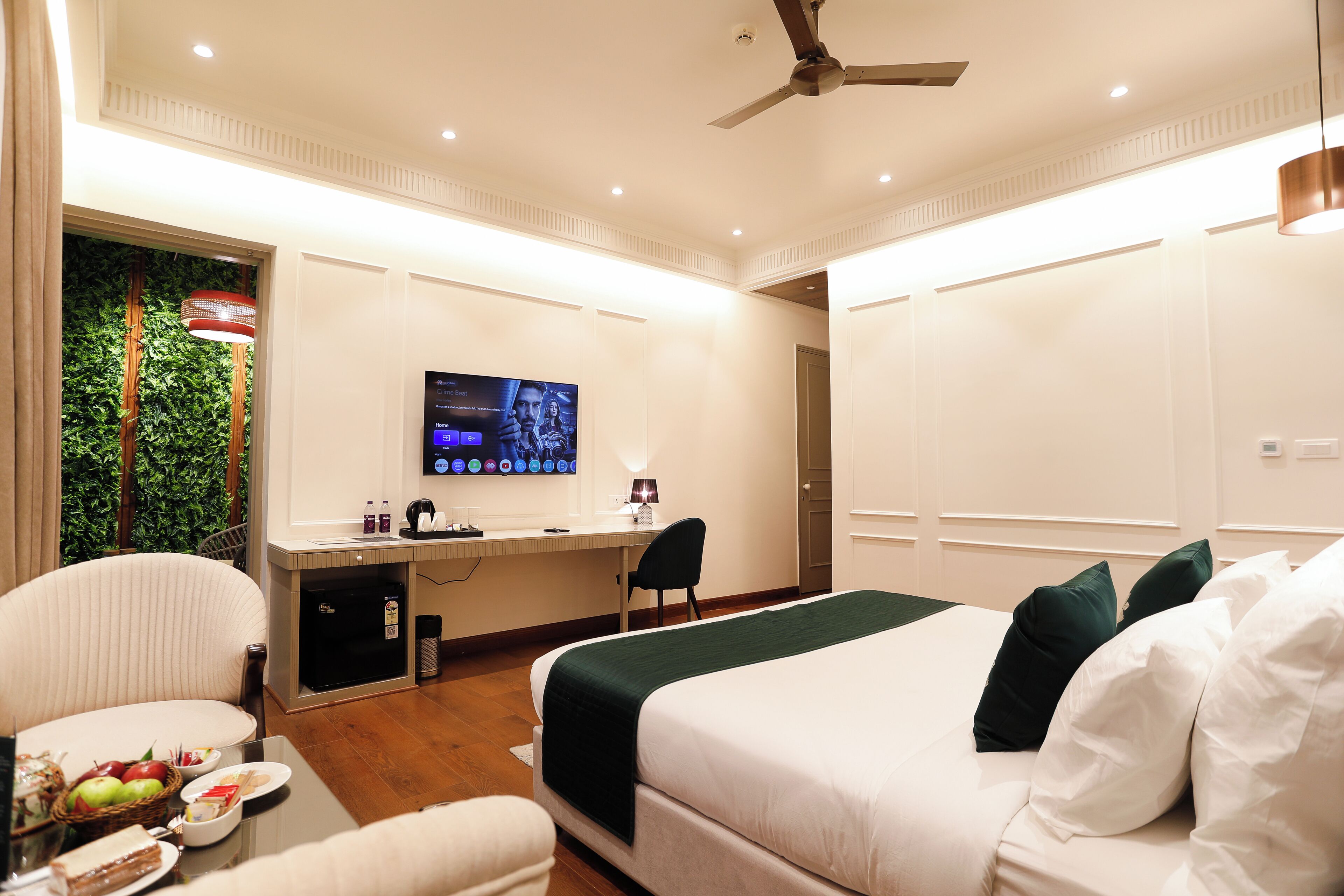 Une chambre d’hôtel comprenant un lit, un bureau et un coin salon.