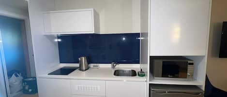 Micro-ondes, four, plaque de cuisson, bouilloire électrique