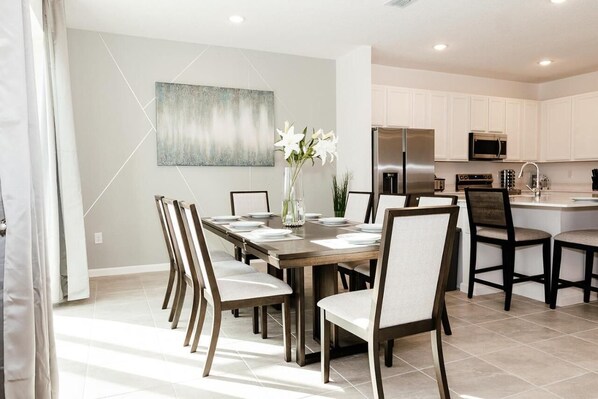 Dining - Spacious 8-bedroom house in marvelous Kissimmee with AC, WiFi (Kissimmee)