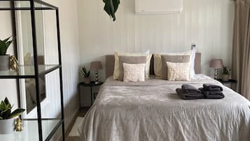 1 slaapkamer, een strijkplank/strijkijzer, wifi, beddengoed