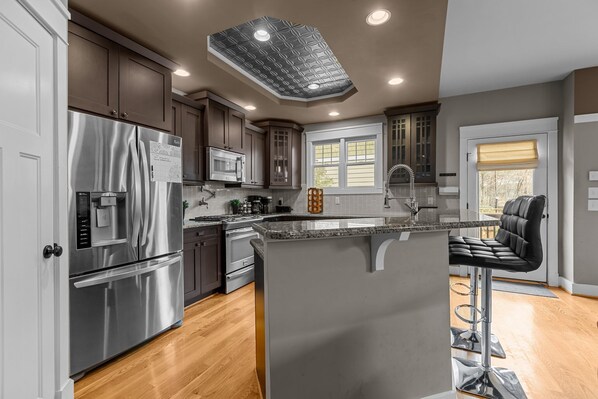 Kjøleskap, mikrobølgeovn, ovn og kokeplater