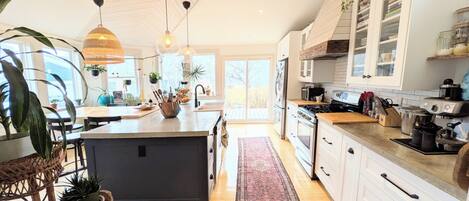 Mikrobølgeovn, ovn, kokeplater og oppvaskmaskin