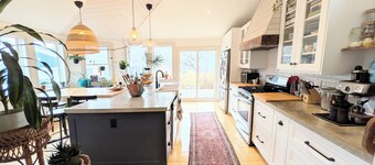 Family home with Wood Fire Sauna near the coast. Hypoallergenic pet friendly.