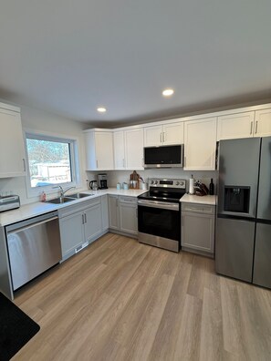 Een koelkast, een microgolfoven, een oven, een kookplaat