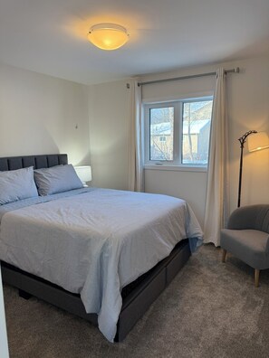 4 عدّة غرف نوم ومكواة/لوح كي وواي فاي وملاءات أسرّة