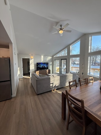 Smart TV. Lake Winnipeg Retreat in Matlock, MB
