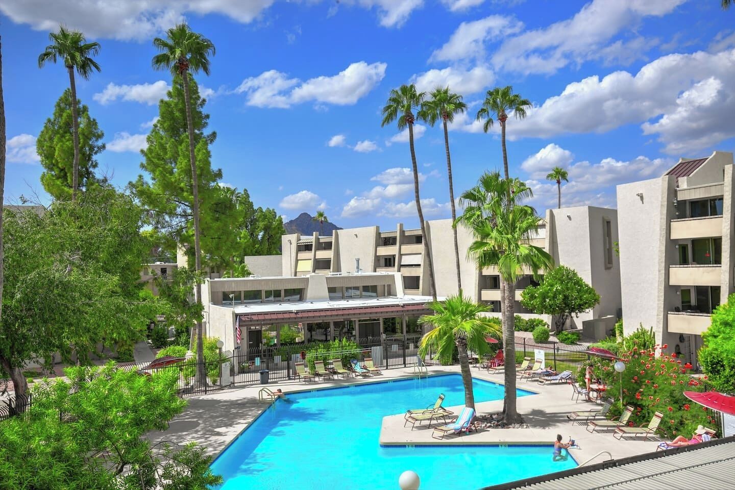 Una piscina al aire libre, una piscina climatizada