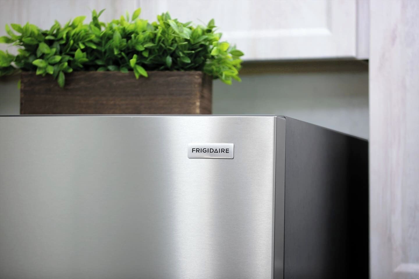 Un réfrigérateur en acier inoxydable portant une étiquette sur laquelle on peut lire « FRIGIDAIRE ».