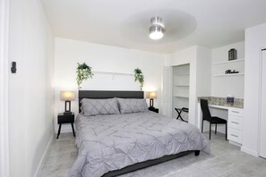 2 chambres, bureau, fer et planche à repasser, lit parapluie