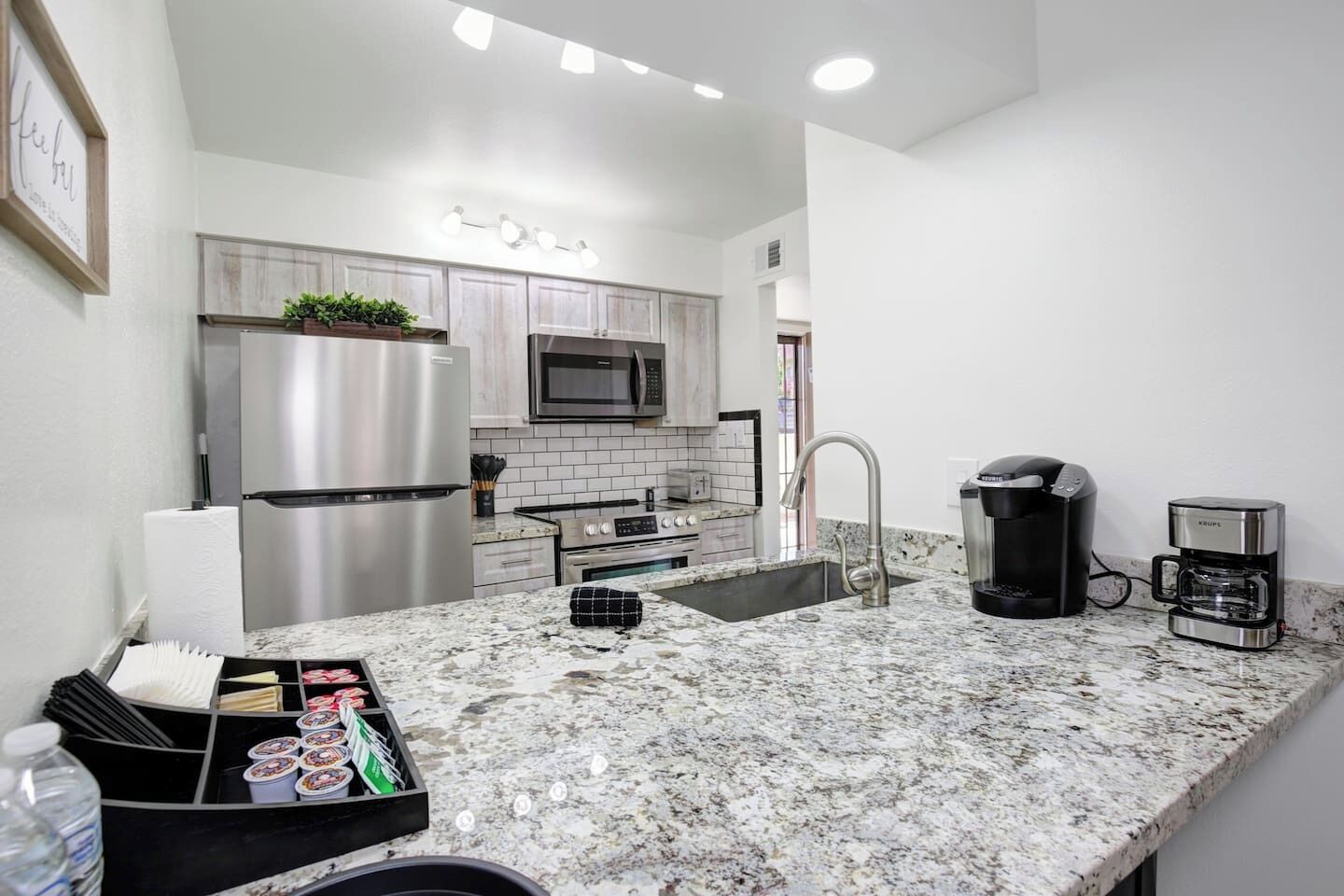 冷蔵庫、電子レンジ、オーブン、コンロ