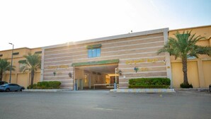Entrada de un hotel con un letrero que dice "Sawary village" y "SV1".
