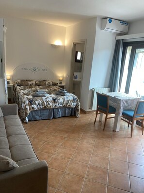 Estudio clásico, 1 cama matrimonial y sofá cama, balcón | Cortinas blackout, tabla de planchar con plancha y wifi gratis 