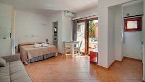 Estudio clásico, 1 cama doble con sofá cama, balcón | Cortinas opacas, tabla de planchar con plancha, wifi gratis