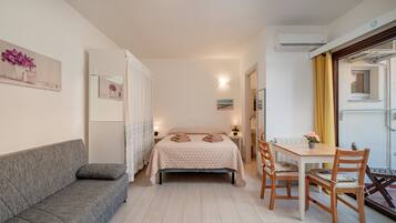 Monolocale Classic, 1 letto matrimoniale con divano letto, balcone | Tende oscuranti, ferro/asse da stiro, Wi-Fi gratuito