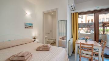 Monolocale Classic, 1 letto matrimoniale con divano letto, balcone | Tende oscuranti, ferro/asse da stiro, Wi-Fi gratuito