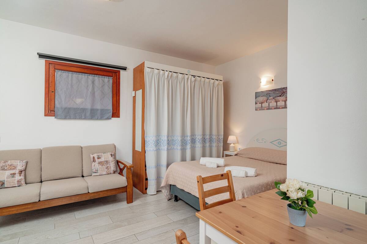 Classic Studio, 1 Double Bed, Balcony | Blackout drapes, iron/ironing board, WiFi (free)