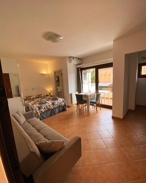 Estúdio clássico, 1 cama de casal e sofá-cama, sacada | Cortinas blackout, ferros/tábuas de passar roupa, Wi-Fi de cortesia