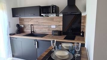 Een koelkast, een microgolfoven, een kookplaat