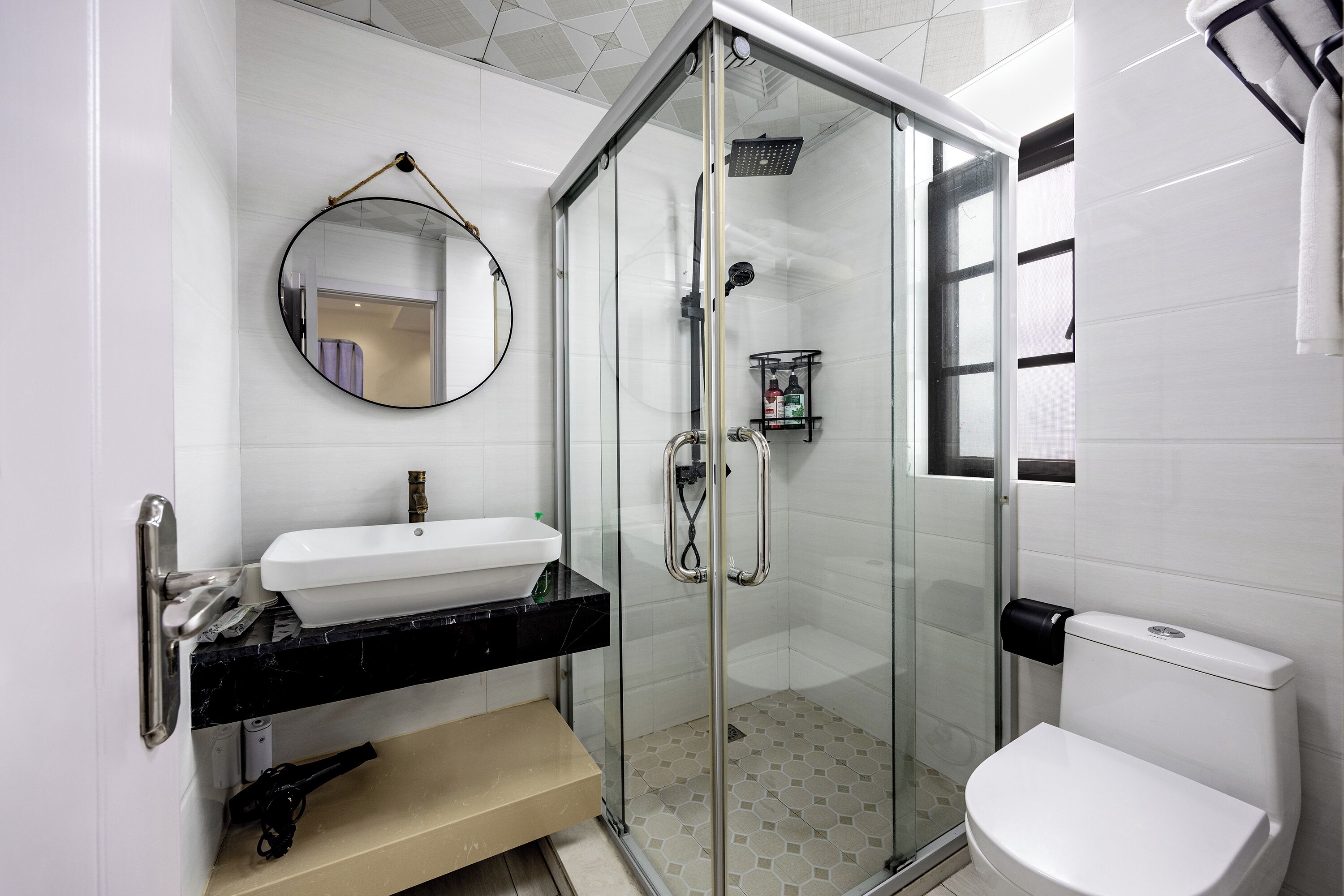 Combined shower/bathtub, rainfall showerhead, free toiletries