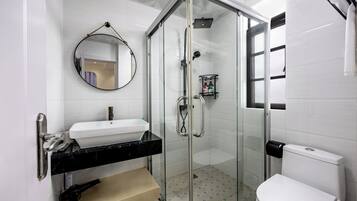 Combined shower/bathtub, rainfall showerhead, free toiletries