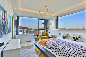 A modern bedroom with a large bed, a bathtub, and a city view. - Shanghai Yinxubai Designer Homestay  (Shanghai)