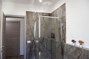 Shower, hair dryer, bidet, towels